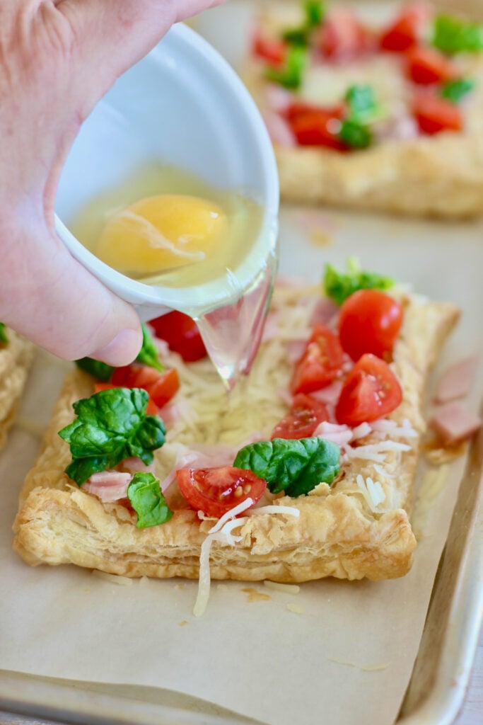 how to add an egg to bread without breaking the yolk